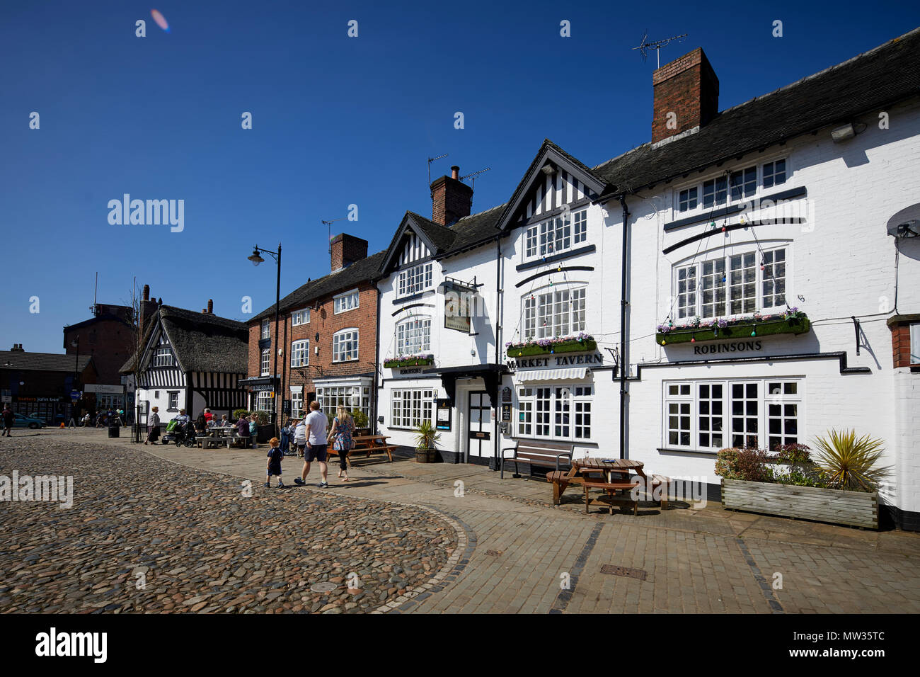 Giornata di sole a Cheshire East città mercato Sandbach, i ciottoli piazza del mercato Il mercato Tavern pub e Casa Mia ristorante Foto Stock