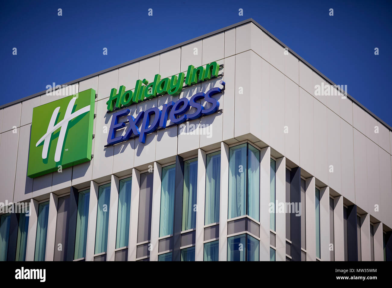 Stockport stazione ferroviaria Holiday Inn Express originariamente negli Stati Uniti una catena di motel budget di spesa medio catena alberghiera nell'InterContinental Hotels Group Foto Stock