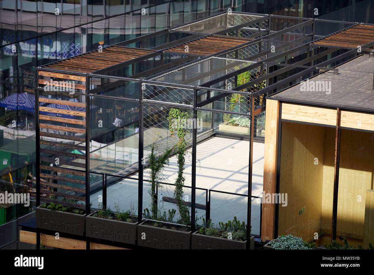 Il centro città di Manchester Spinningfield sviluppo da Allied Londra il campo, una nuova "oasi urbana" ristorante l'Edera Foto Stock