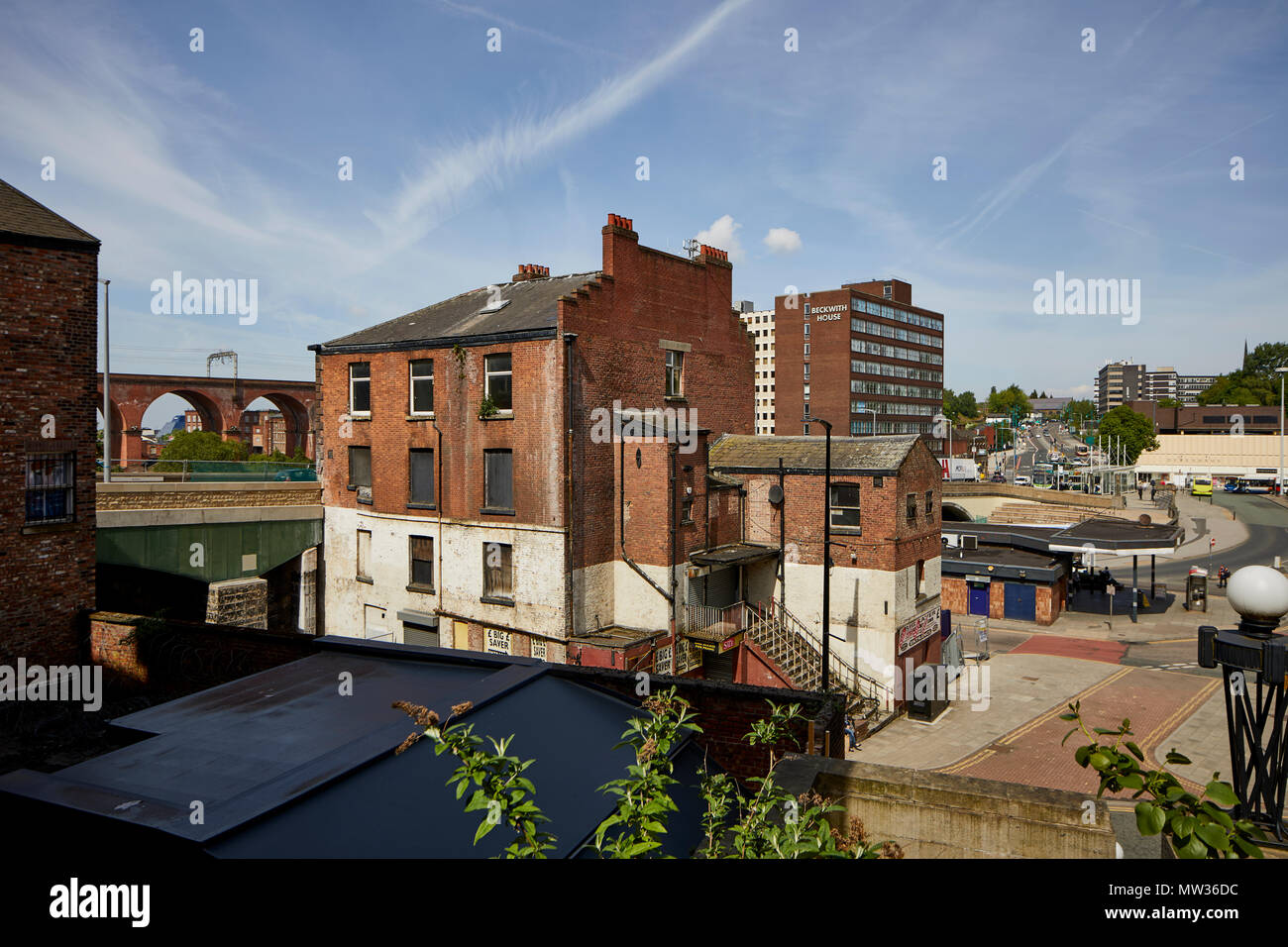 Stockport centro storico punto di riferimento dell'UPS & Downs pub ormai chiuso situato sul Wellington Road South noto precedentemente Wellington Inn. possedute da Burtonwoo Foto Stock