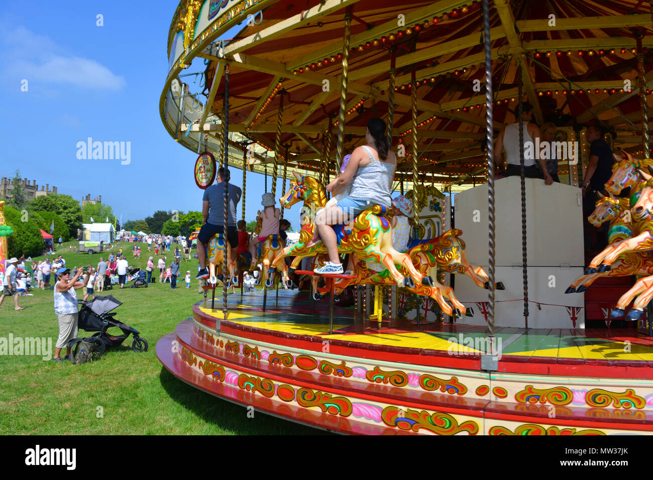 Merry-go-round all'annuale Sherborne Castle Country Fair, Sherborne, Dorset, Inghilterra Foto Stock