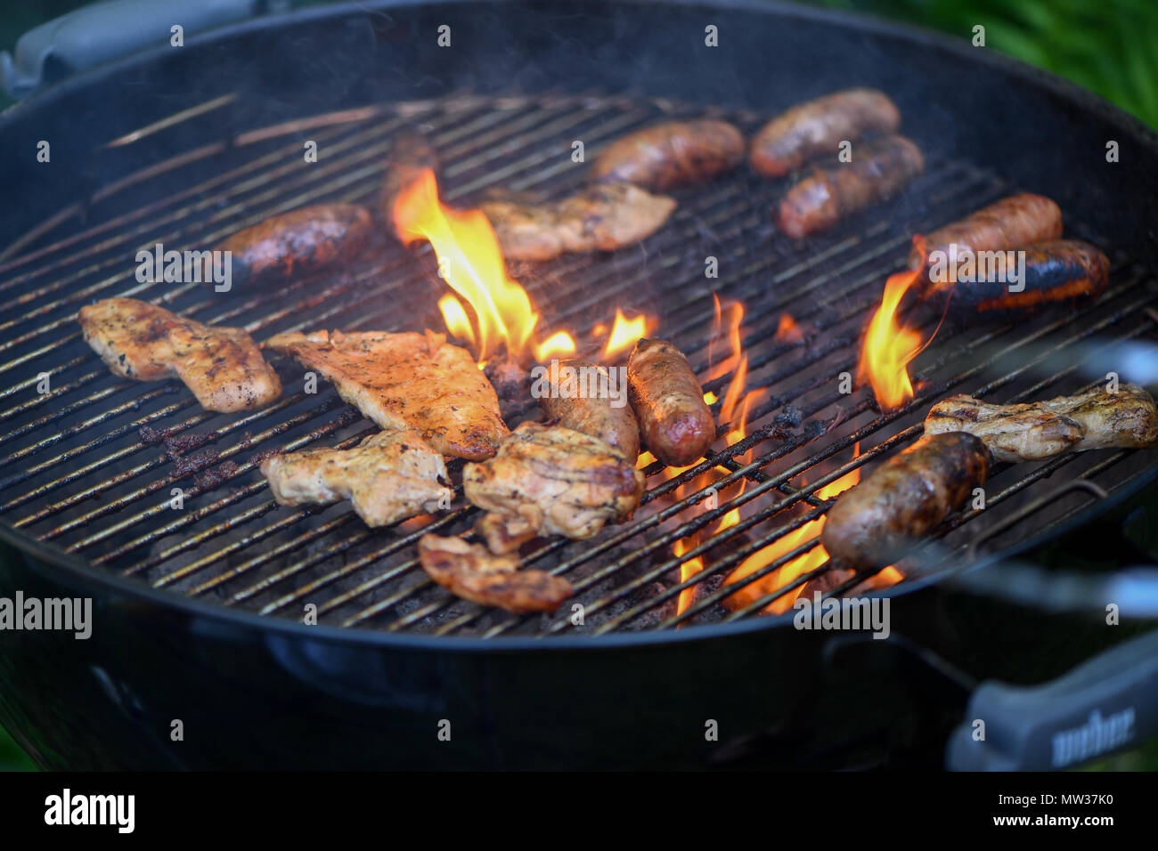 Fiamma cuocere carne su un barbecue Foto Stock