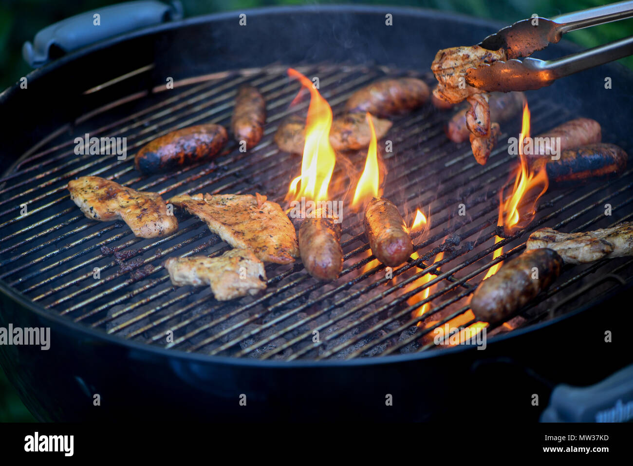 Fiamma cuocere carne su un barbecue Foto Stock