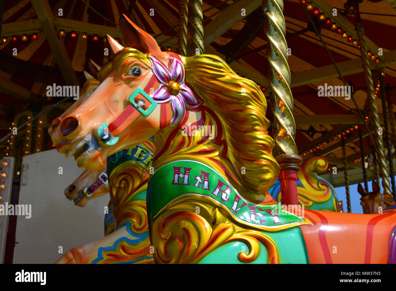 Dettaglio di un cavallo di metallo su un merry-go-round a Sherborne Castle Country Fair, Sherborne, Dorset, Inghilterra Foto Stock