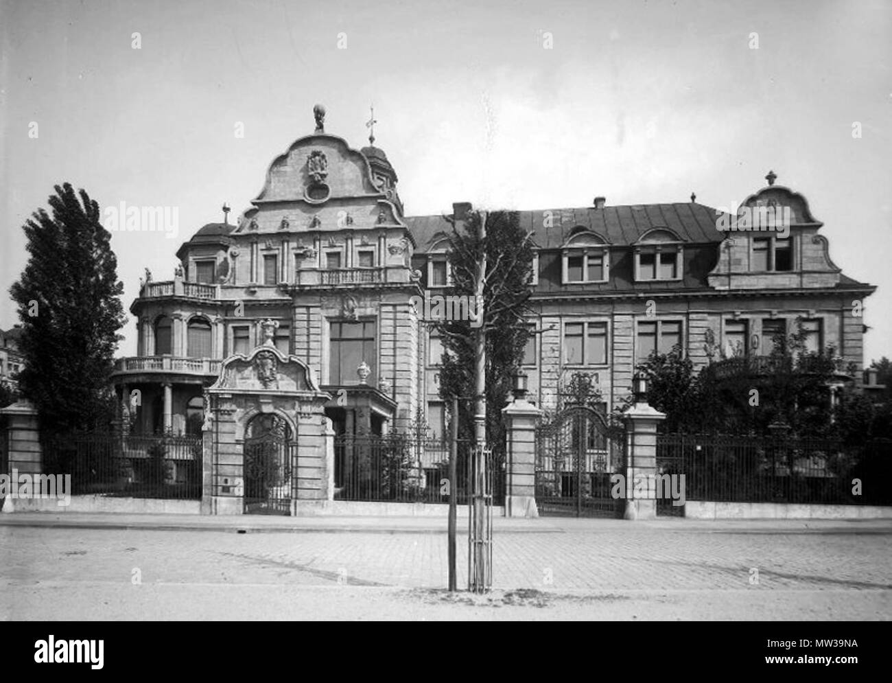 . Inglese: Lipsia, Kaiserin-Augusta-Strasse 19 (ora Richard-Lehmann-Strasse) circa 1920; la casa costruita 1910/11 da Otto Paolo Burghardt era di due fratelli Philipp, proprietari di Fritz Schulz jun. AG. Deutsch: Lipsia, Kaiserin-Augusta-Straße 19 (heute Richard-Lehmann-Straße) um 1920; das 1910/11 von Otto Paolo Burghardt erbaute Haus gehörte den Gebrüdern Philipp, Eigentümer der Fritz Schulz jun. AG. circa 1920 (18 ottobre 2010 [Original Data di caricamento]). Atelier Hermann Walter (Foto: Bernhard Müller [† 1930] o Karl Walter [† 11 ottobre 1940]) 366 Leipzig Kaiserin-Augusta-Strasse 19 Foto Stock