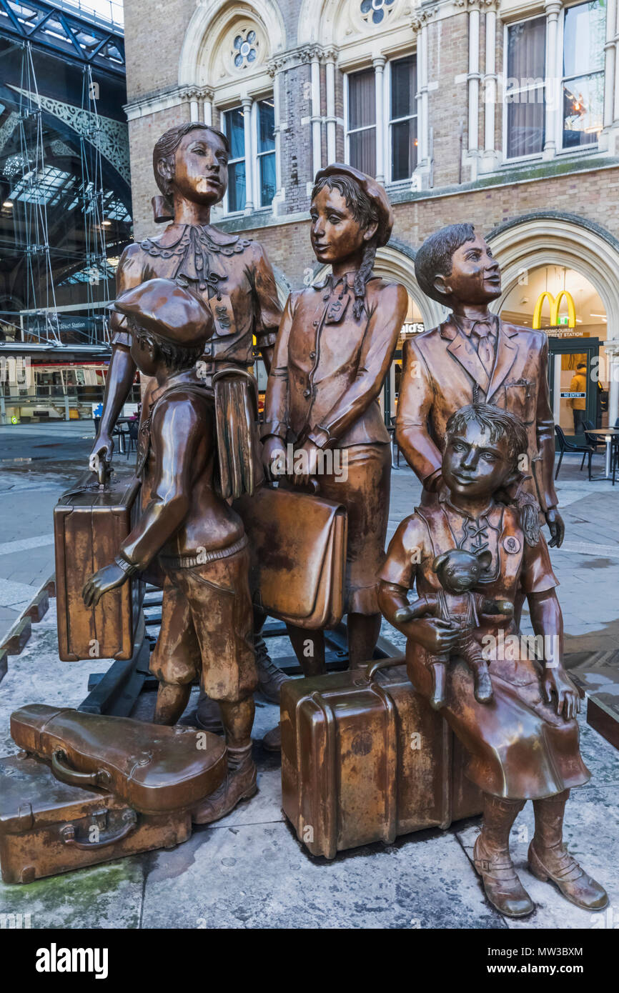 Inghilterra, Londra Liverpool Street Station, il Kindertransport statua commemorativa Foto Stock