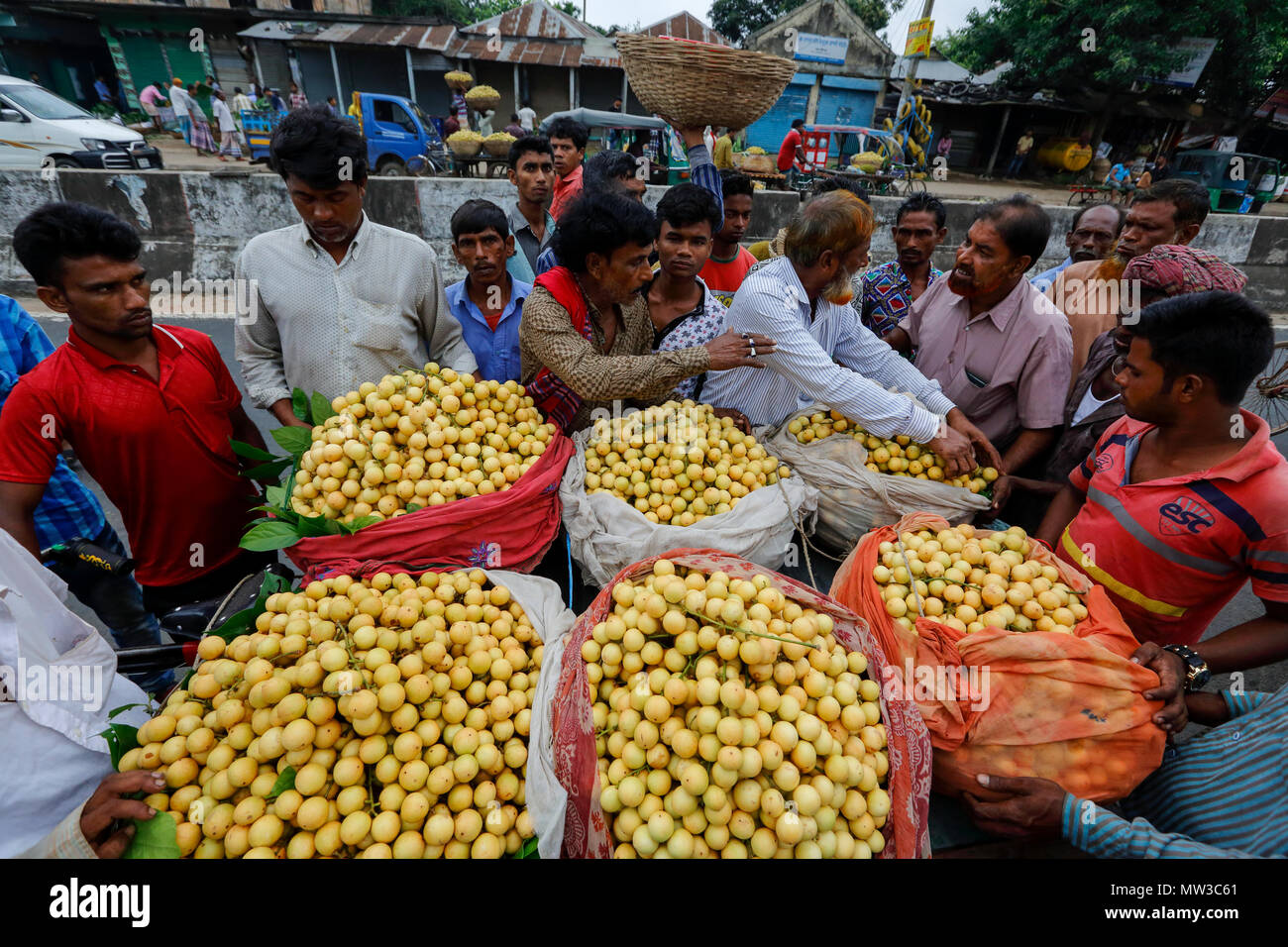Frutta di stagione, mercato Narsingdi, Bangladesh. Foto Stock