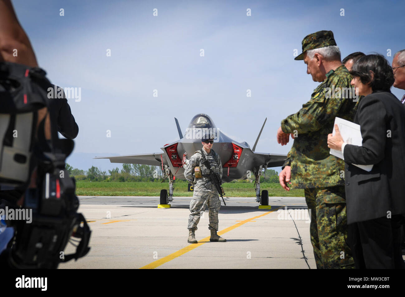 Stati Uniti Air Force delle forze di sicurezza fornisce la sicurezza per la F-35un aeromobile a Graf Ignatievo Air Base, Bulgaria, 28 aprile 2017, dopo l'aereo è atterrato per la prima volta. Otto F-35s distribuito da Hill Air Force Base in Utah a RAF Lakenheath, in Inghilterra il 15 aprile. Due degli otto distribuito alla Bulgaria per un breve intervallo di tempo che ha permesso alla F-35s di impegnarsi nel corso di addestamento specificamente all'interno del teatro europeo pur rassicurante di alleati e partner degli Stati Uniti per la dedizione alla pace duratura e la stabilità della regione. La F-35s sono assegnati alla 34th Fighter Squadron e sono supportati b Foto Stock