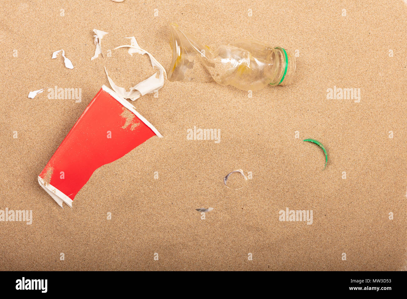 Rifiuti di bottiglie di plastica e di altri tipi di rifiuti sono distesi sulla sabbia di una spiaggia Foto Stock