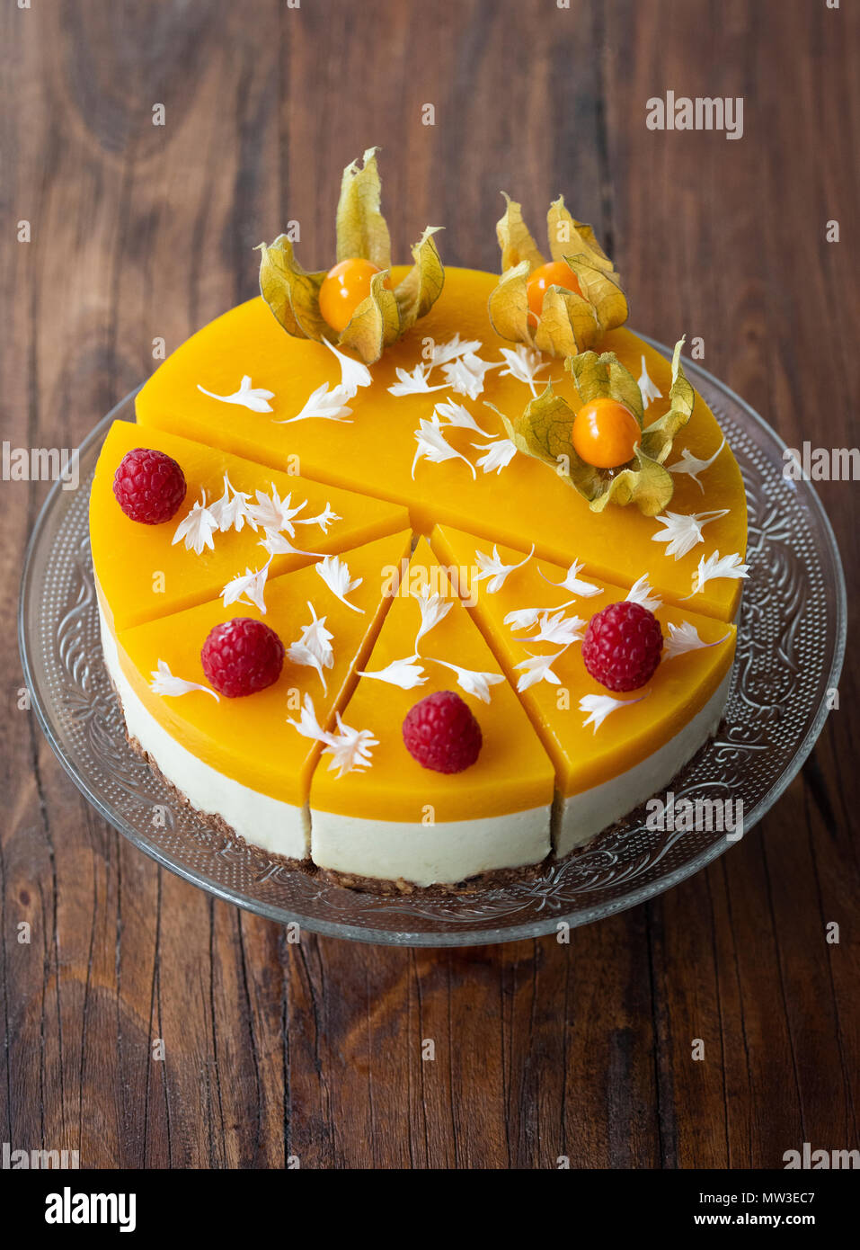 Layered materie vegane mousse sul bancone in legno Foto Stock