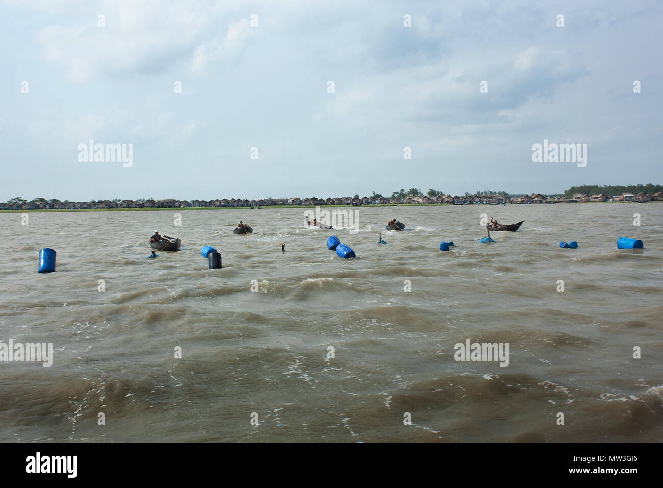 Barche da pesca impostare le loro larve di gamberi ( RFI ) reti nel fiume Shibsha , Bangladesh . Foto Stock