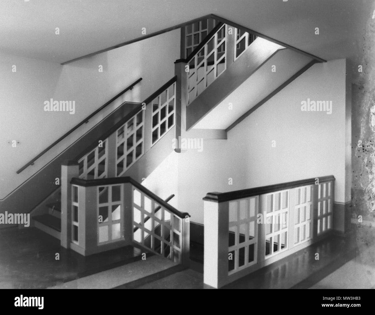 . Deutsch: Fliegerheim auf dem Flughafen Leipzig-Mockau, Treppenhaus . circa 1913. Atelier Hermann Walter Bernhard Müller (* 1860; † 1930) Karl Walter (* 1877; † 11 ottobre 1940) 30 AHW Fliegerheim Mockau Treppenhaus Foto Stock