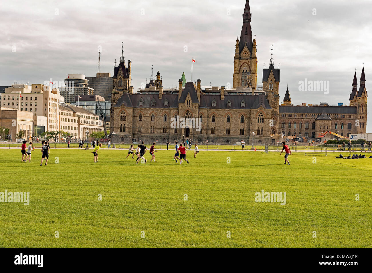 Un gruppo di giovani che giocano a calcio sulla Collina del Parlamento, Ottawa, Canada Foto Stock