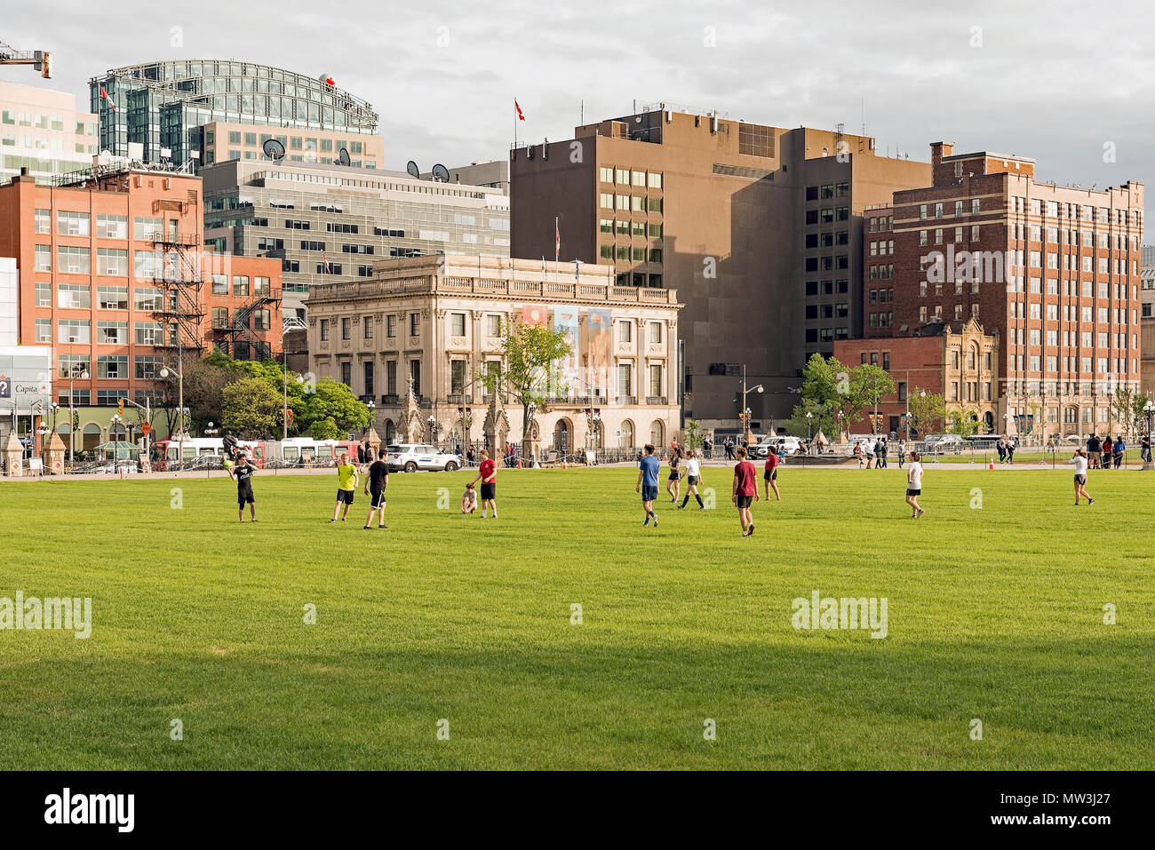 Un gruppo di giovani che giocano a calcio sulla Collina del Parlamento, Ottawa, Canada Foto Stock