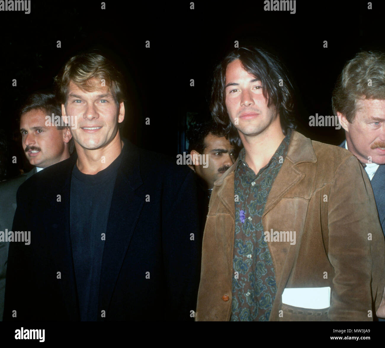 WESTWOOD, CA - 10 Luglio: (L-R) attori Patrick Swayze e Keanu Reeves assistere alla premiere di 'punto di rottura sulla luglio 10, 1991 al centro Avco Theatre di Westwood, California. Foto di Barry re/Alamy Stock Photo Foto Stock