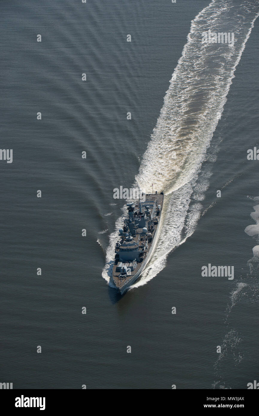 Foto aeree della Royal Navy Frigate sul mare calmo Foto Stock