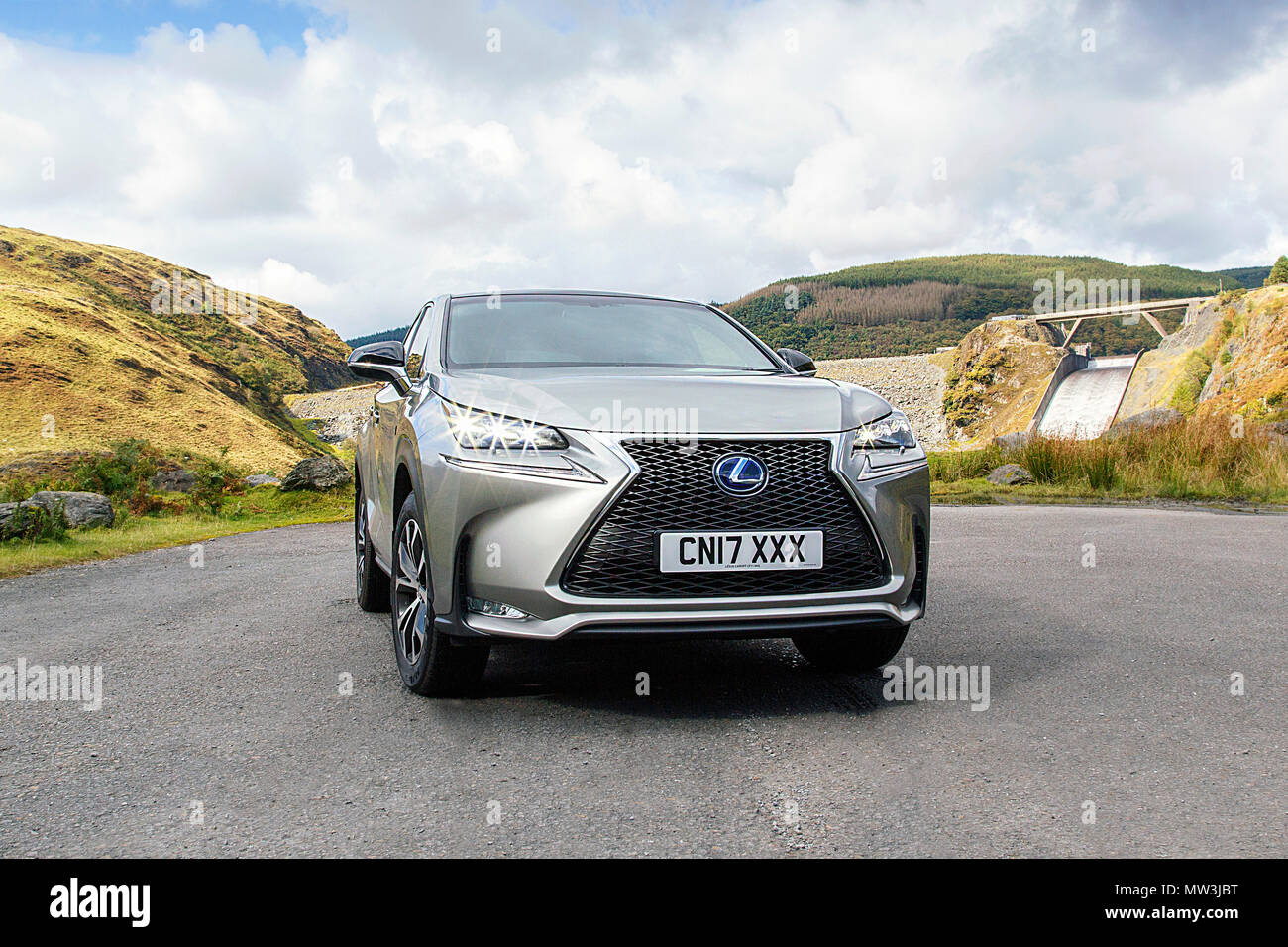 Llyn Brianne, Wales, Regno Unito: 17 Settembre 2017: una nuova Lexus NX 300h F-Sport ibrido di crossover auto parcheggiate in una posizione rurale in Galles. Foto Stock