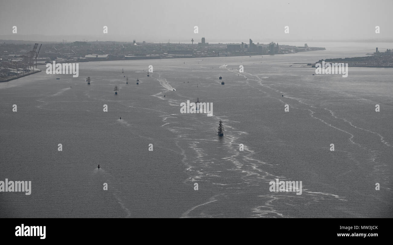 Foto aerea Tall navi sul fiume Mersey con il Liverpool in background Foto Stock