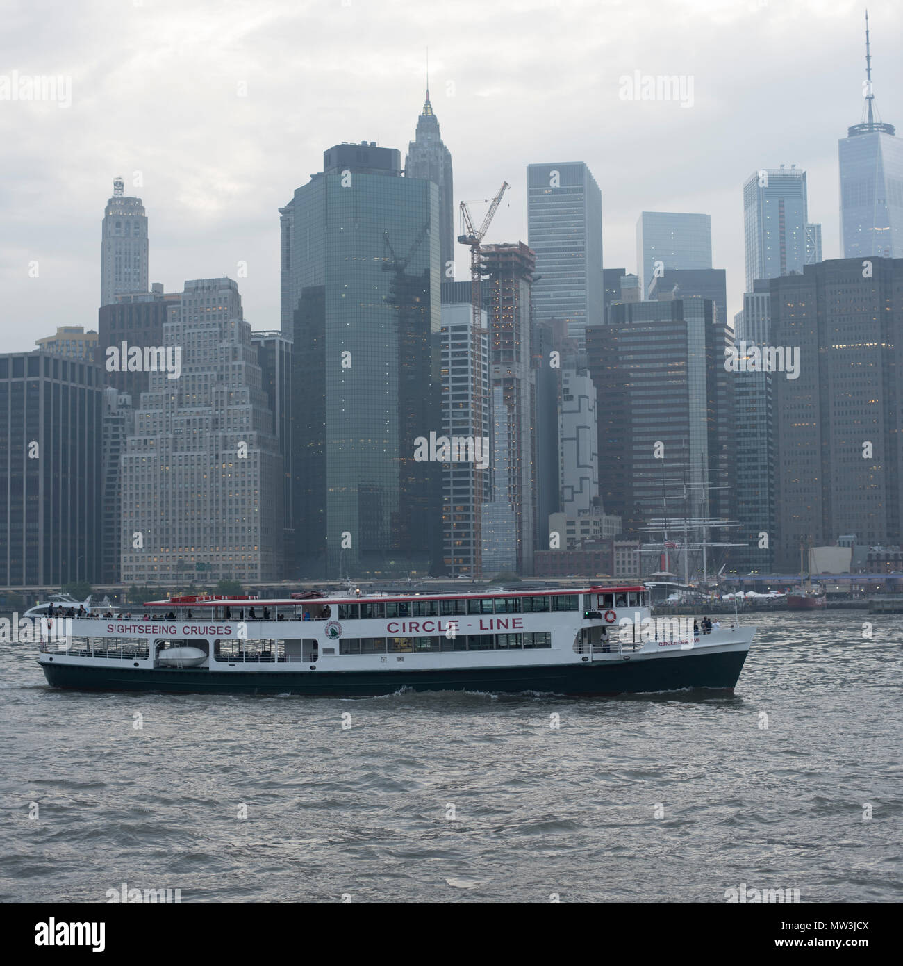 Circle Line Sightseeing Cruises XVII nell'East River, maggio 2018. Foto Stock