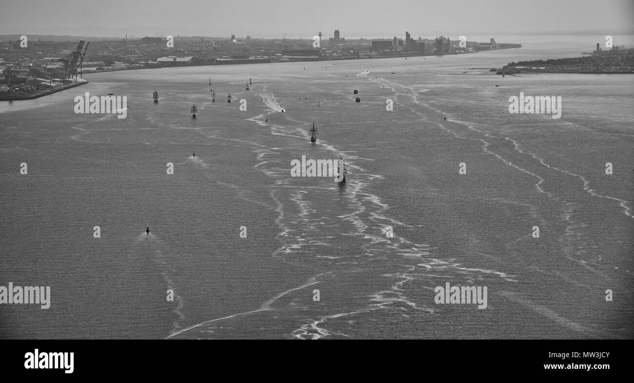 Foto aerea Tall navi sul fiume Mersey con il Liverpool in background Foto Stock