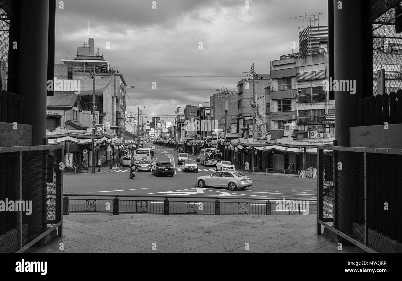 Kyoto, Giappone - Luglio 15, 2015. Strada di Città Vecchia a Kyoto, in Giappone. Kyoto è stata la capitale imperiale del Giappone per più di mille anni. Foto Stock