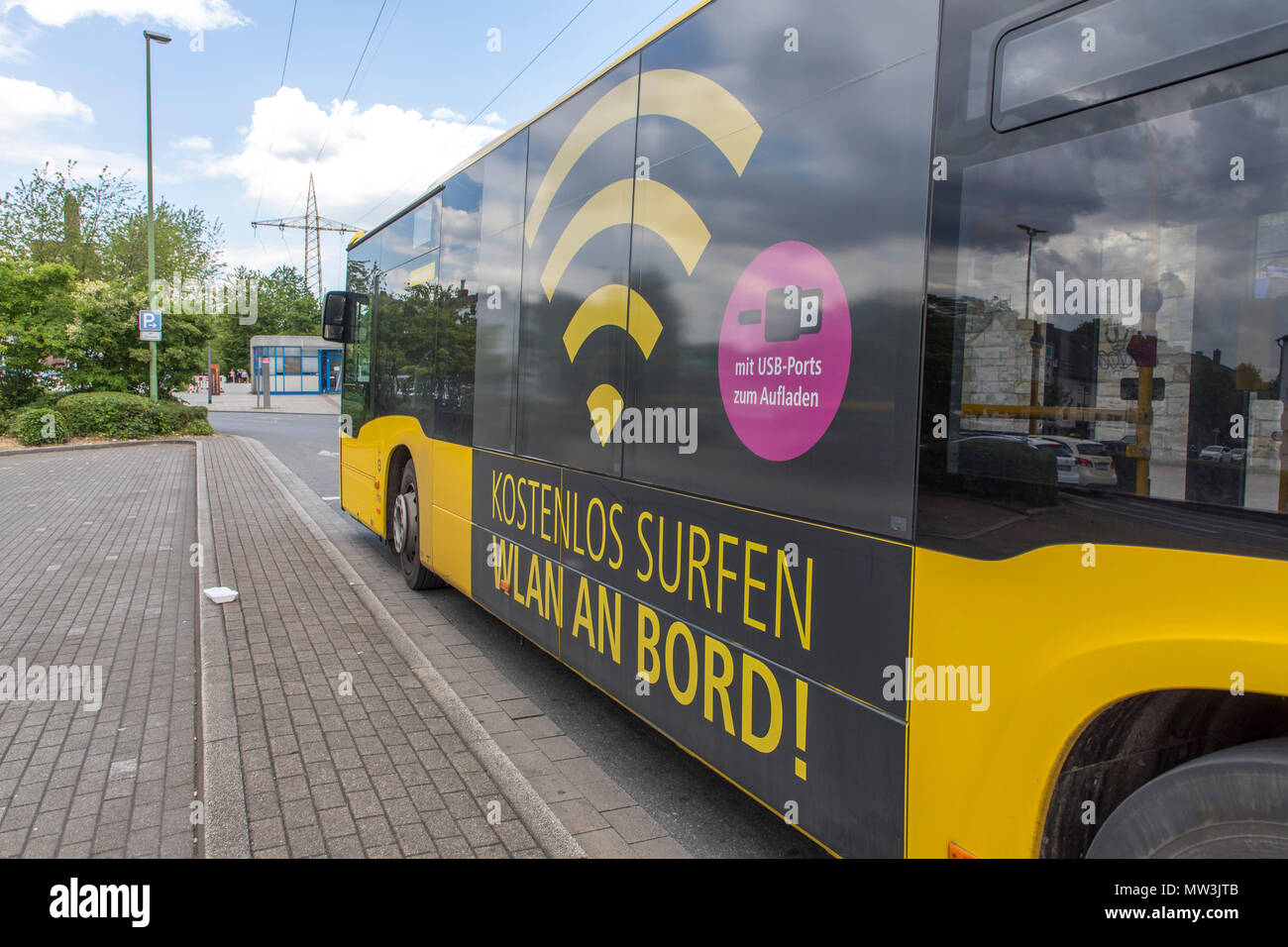 Il trasporto locale bus, con connessione internet wireless gratuita offerta a bordo e il caricamento USB plug, il Ruhrbahn GmbH, società di trasporto della città di Essen e Mülheim un Foto Stock