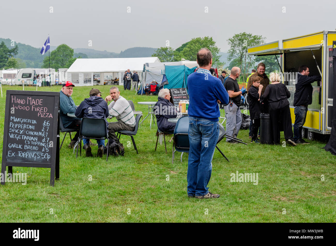 Bala Lake, UK: Maggio 27, 2018: nonostante le pessime condizioni atmosferiche, il Festival dei trasporti ha visto un buon giro in auto classiche, trattori, biciclette, Landrovers, com Foto Stock