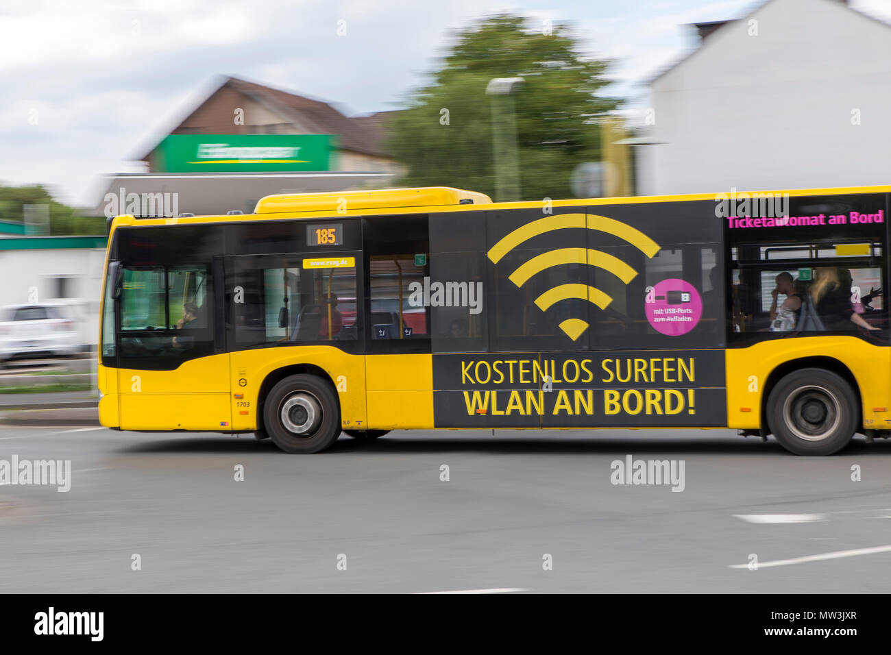 Il trasporto locale bus, con connessione internet wireless gratuita offerta a bordo e il caricamento USB plug, il Ruhrbahn GmbH, società di trasporto della città di Essen e Mülheim un Foto Stock