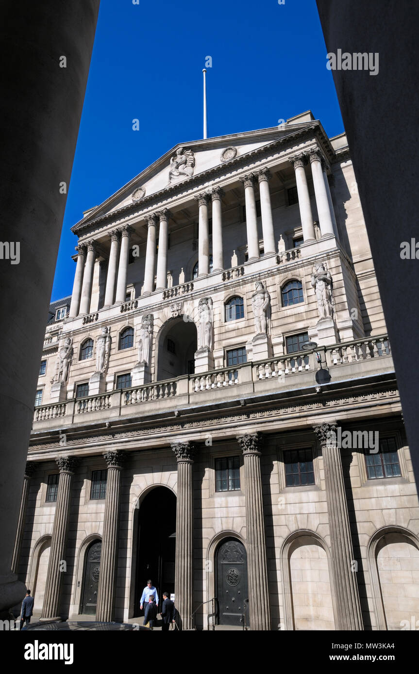 Banca d'Inghilterra visto attraverso i pilastri del Royal Exchange, Threadneedle Street, City of London Foto Stock