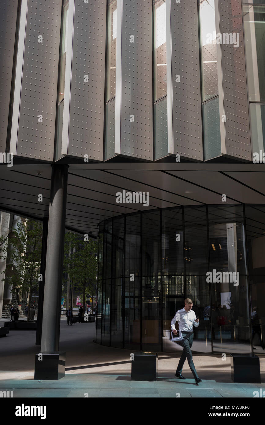 Industria finanziaria la gente a piedi attraverso la luce riflessa da un grattacielo nelle vicinanze della città di Londra, capitale del distretto finanziario aka Square Mile, il 17 maggio 2018, a Londra, Regno Unito. Foto Stock