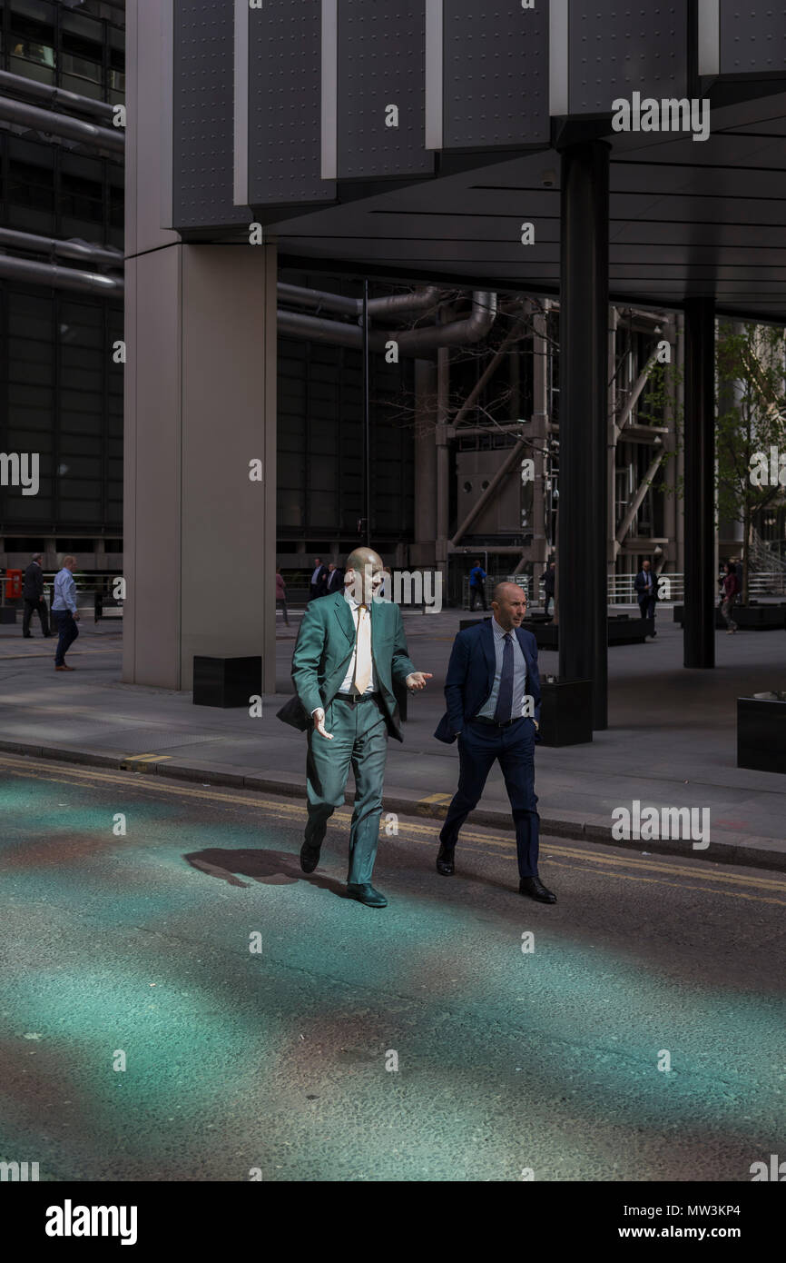 Industria finanziaria la gente a piedi attraverso la luce riflessa da un grattacielo nelle vicinanze della città di Londra, capitale del distretto finanziario aka Square Mile, il 17 maggio 2018, a Londra, Regno Unito. Foto Stock