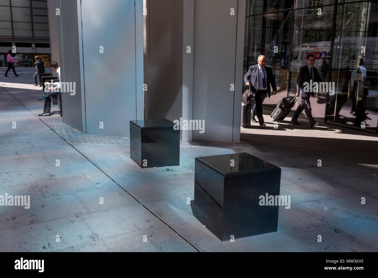 Industria finanziaria la gente a piedi attraverso la luce riflessa da un grattacielo nelle vicinanze della città di Londra, capitale del distretto finanziario aka Square Mile, il 15 maggio 2018, a Londra, Regno Unito. Foto Stock