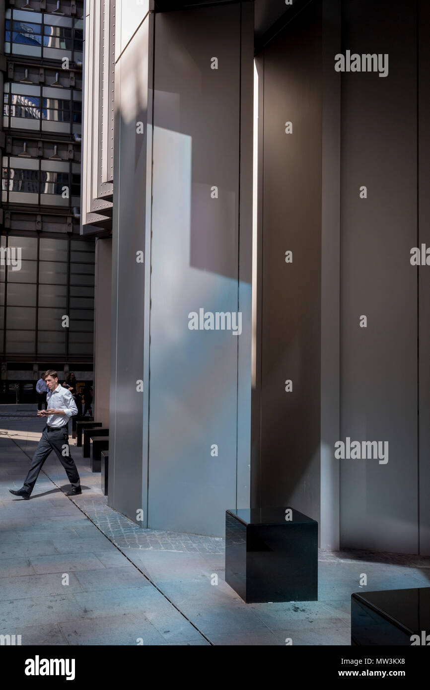 Industria finanziaria la gente a piedi attraverso la luce riflessa da un grattacielo nelle vicinanze della città di Londra, capitale del distretto finanziario aka Square Mile, il 15 maggio 2018, a Londra, Regno Unito. Foto Stock