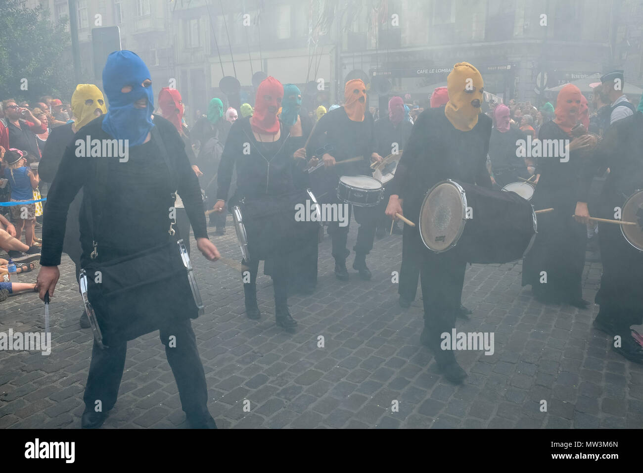 Questa parata è uno dei momenti più importanti nel calendario del folklore di Bruxelles. Tema di quest anno è illegale, gli artisti dimostrano la potenza di vulnerabilità. Nella Biennale 'Zinneke Parade', dei distretti e delle associazioni da Bruxelles marzo attraverso il centro della città il 12 maggio 2018. "Zinneke' è un soprannome per persone provenienti da Bruxelles, che è venuto da cani randagi che appeso in giro per le strade dalla piccola Zenne (parte del fiume Zenne che correva attraverso Bruxelles) nel medioevo. a Bruxelles, in Belgio Foto Stock