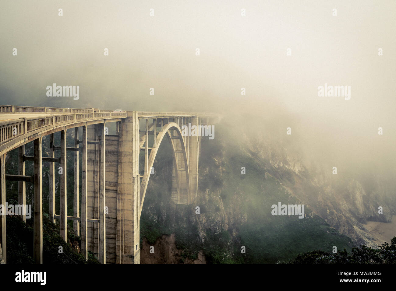 Bixby creek ponte su un giorno nebbiosi Foto Stock