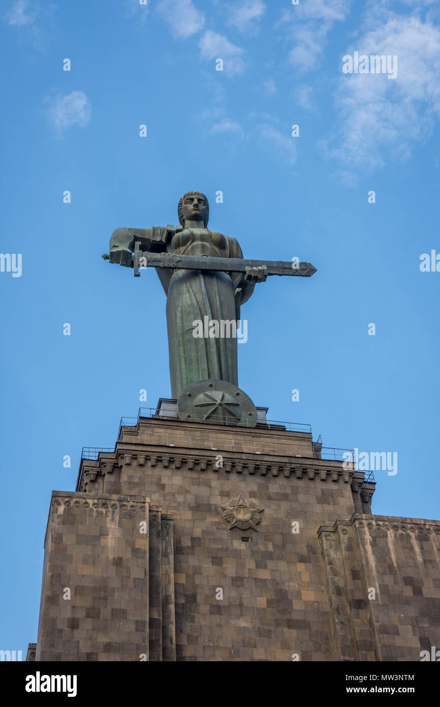 Madre Armenia monumento prospiciente Yerevan nel Parco della Vittoria Foto Stock