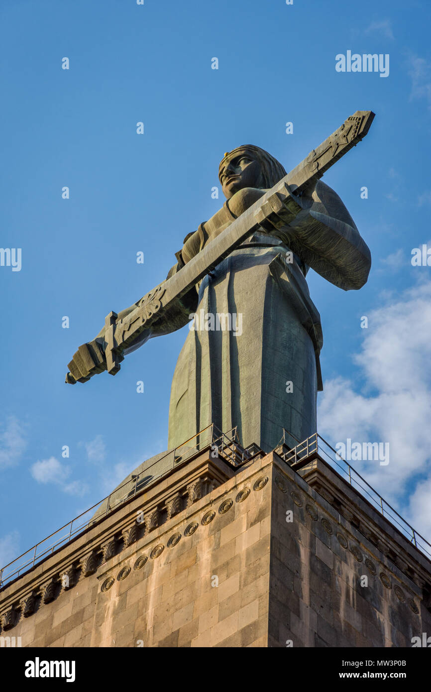 Madre Armenia monumento prospiciente Yerevan nel Parco della Vittoria Foto Stock