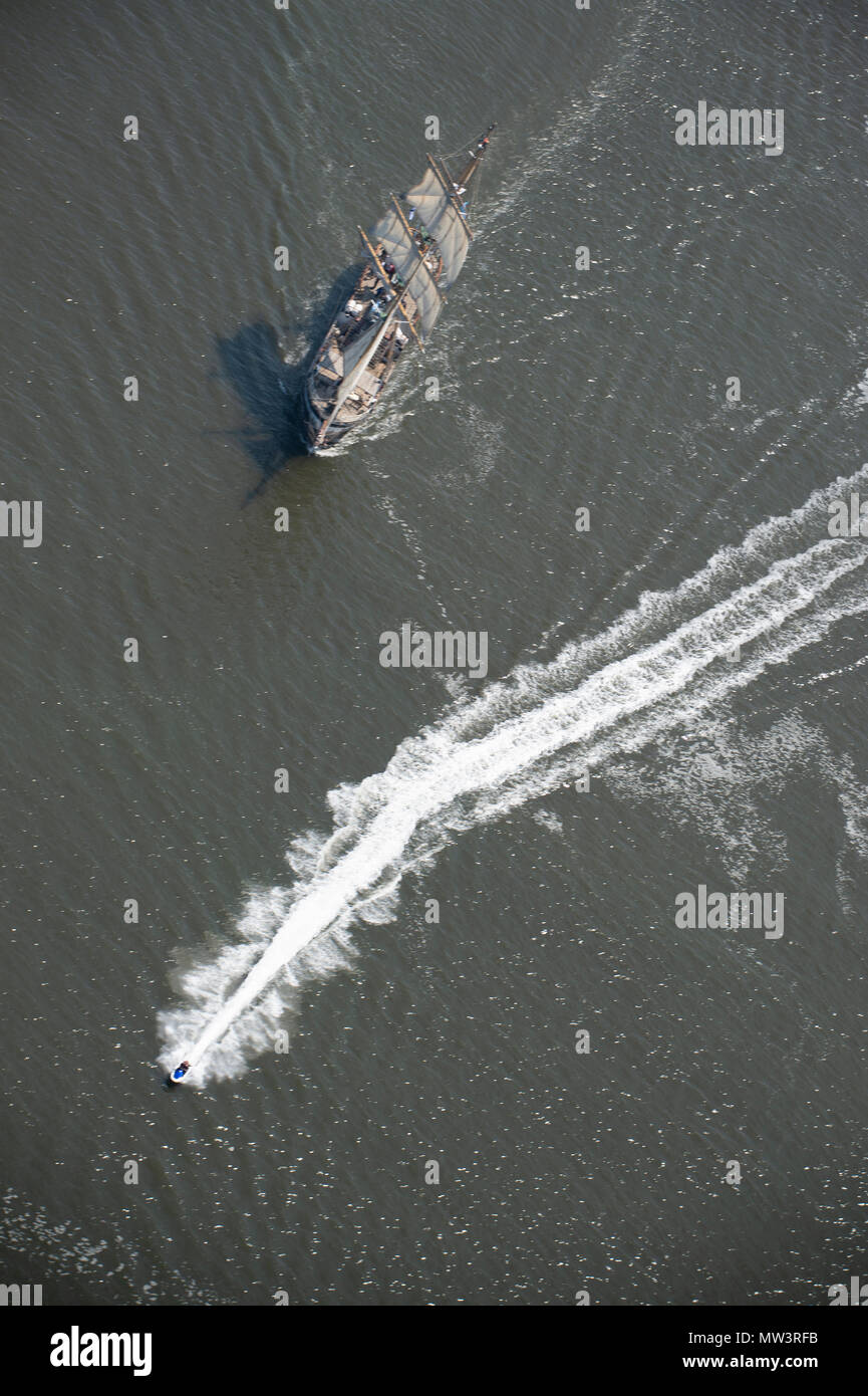 Foto aerea di Tall Ships lasciando Liverpool sul fiume Mersey con motoscafo passando Foto Stock