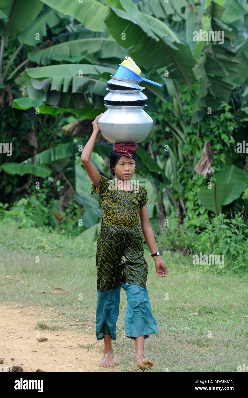 Rangamati, Bangladesh - Ottobre 17, 2011: la tribù ragazze portare acqua da sorgenti e da pozzi nella remota valle Sajek di Rangamati in Bangladesh. Foto Stock