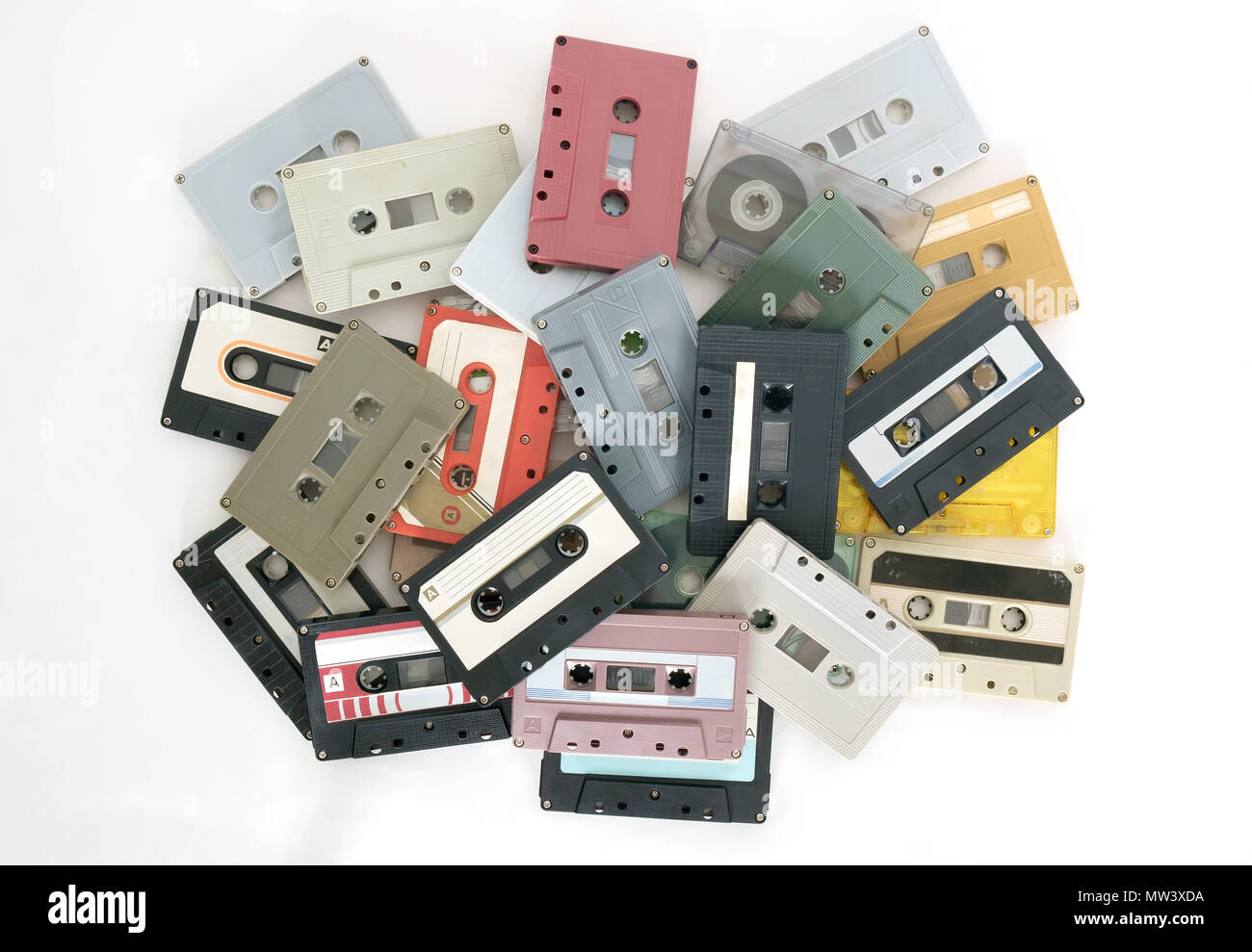 Mucchio di retro cassette su sfondo bianco. Vista dall'alto. Lay piatto. Foto Stock