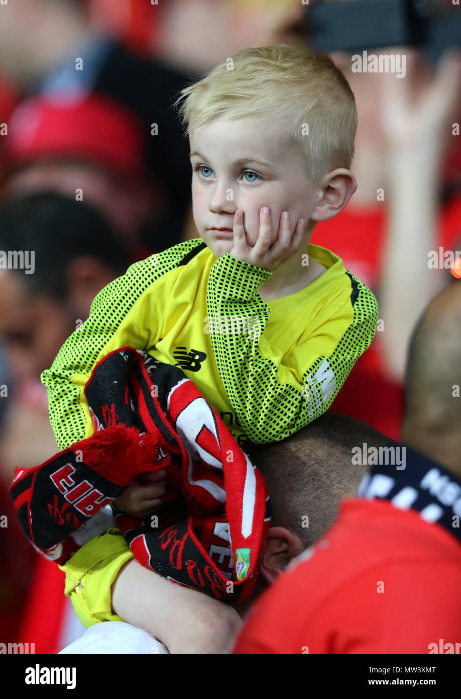 Kiev, Ucraina - 26 Maggio 2018: Giovani Liverpool sostenitore reagisce dopo che il suo team ha perso la finale di UEFA Champions League 2018 partita contro il Real Madrid a NS Foto Stock