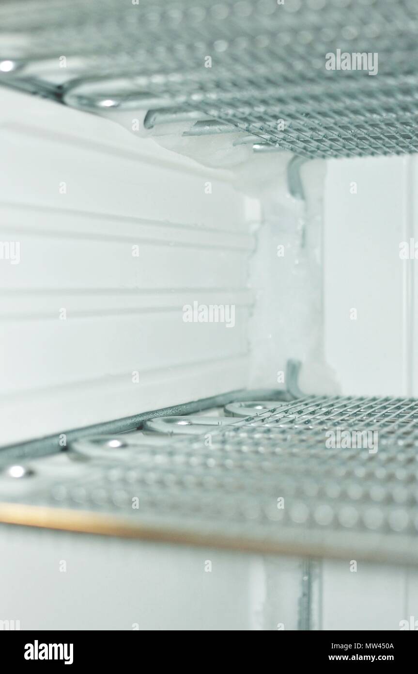 All'interno del congelatore mentre scongelato, vista frontale Foto Stock