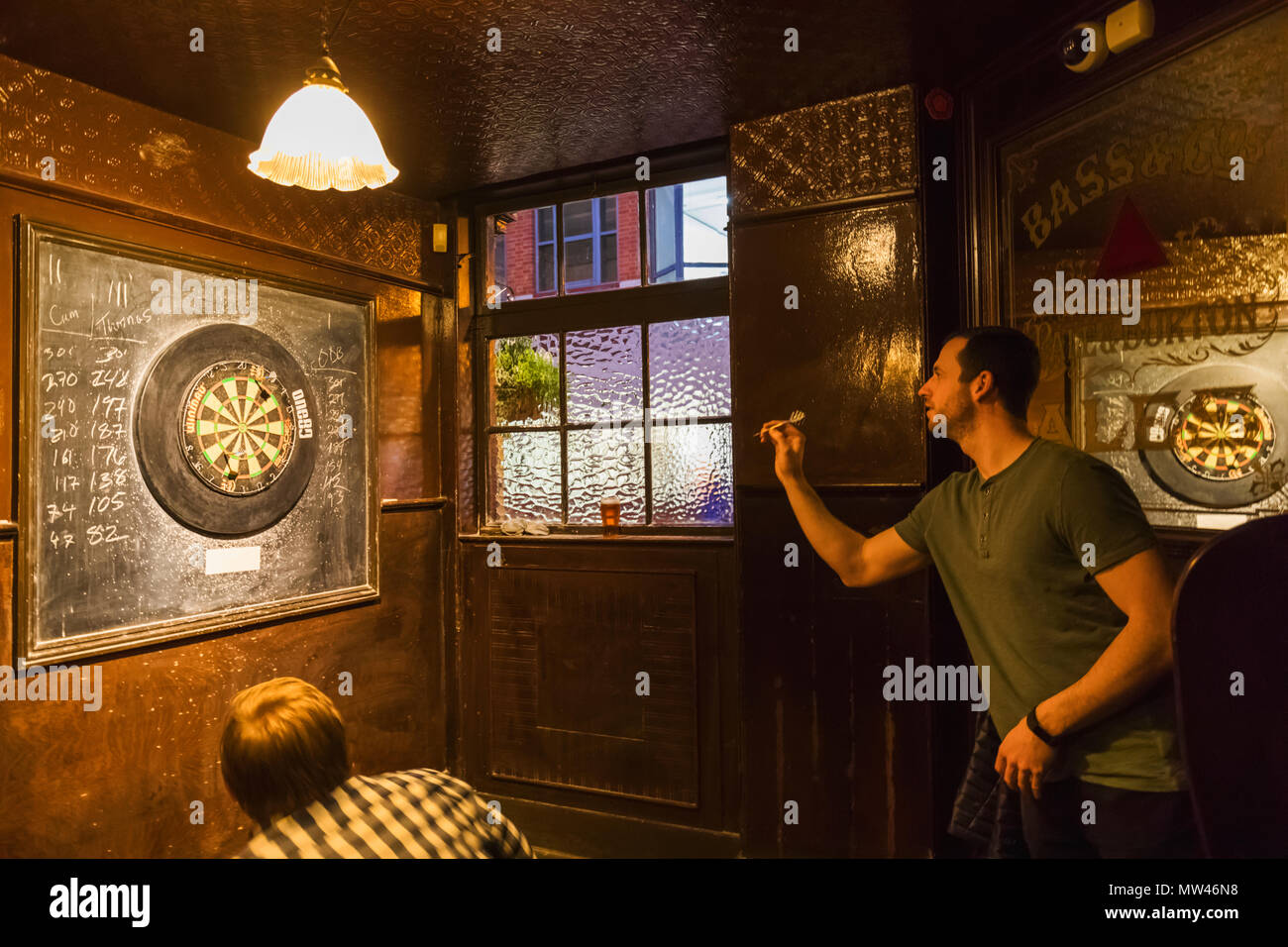 Inghilterra, Londra, Southwark, ancoraggio tocca Pub, giovani uomini  giocare a freccette Foto stock - Alamy