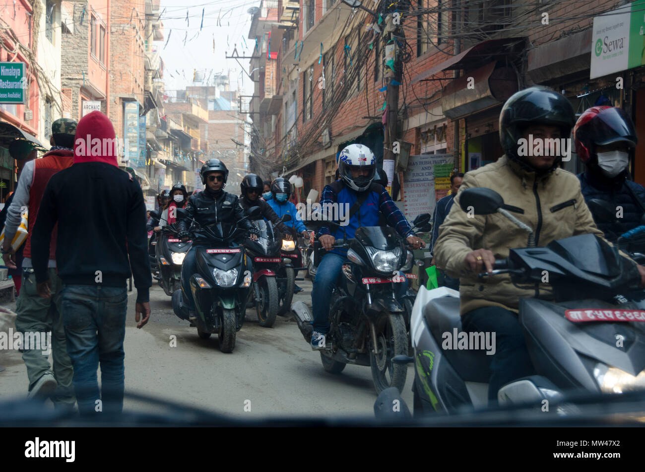 Il traffico su strada trafficata in Kathmandu, Nepal Foto Stock