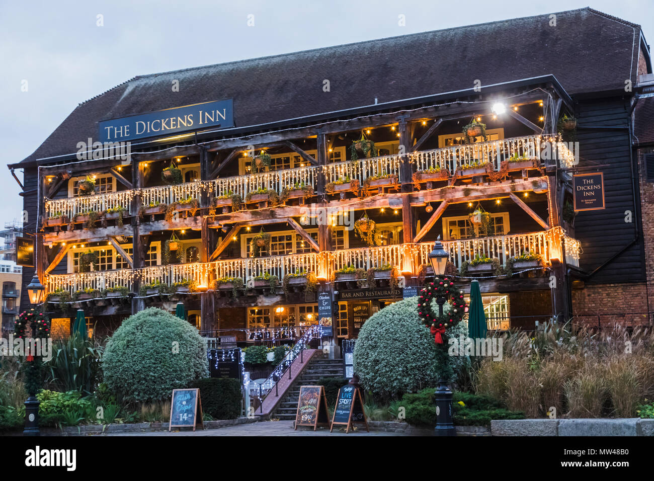 Inghilterra, Londra, Wapping, St.Katharine Docks, il pub Dickens Inn Foto Stock