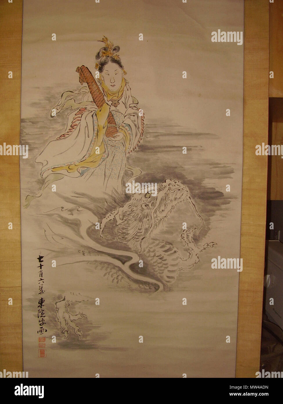 . Inglese: Benzaiten, portante un avvolto koto(?) & in piedi su un drago; "dolce" caricatura/manga (utilizzo originale) stile; inchiostro e acquarello su carta; firmato e sigillato, artista non ancora identificato; fine del XIX secolo fino agli inizi del XX secolo (tarda epoca Meiji) la caricatura di Benzaiten co-incidentalmente porta una leggera somiglianza con l'attrice Lucy Liu. 18?? Fine del XIX secolo fino agli inizi del XX secolo (tarda epoca Meiji). fotografia di uploader, pittore non ancora identificato 80 Benzaiten.on.Dragon.wittig.Collection.pittura.23.detail.01 Foto Stock