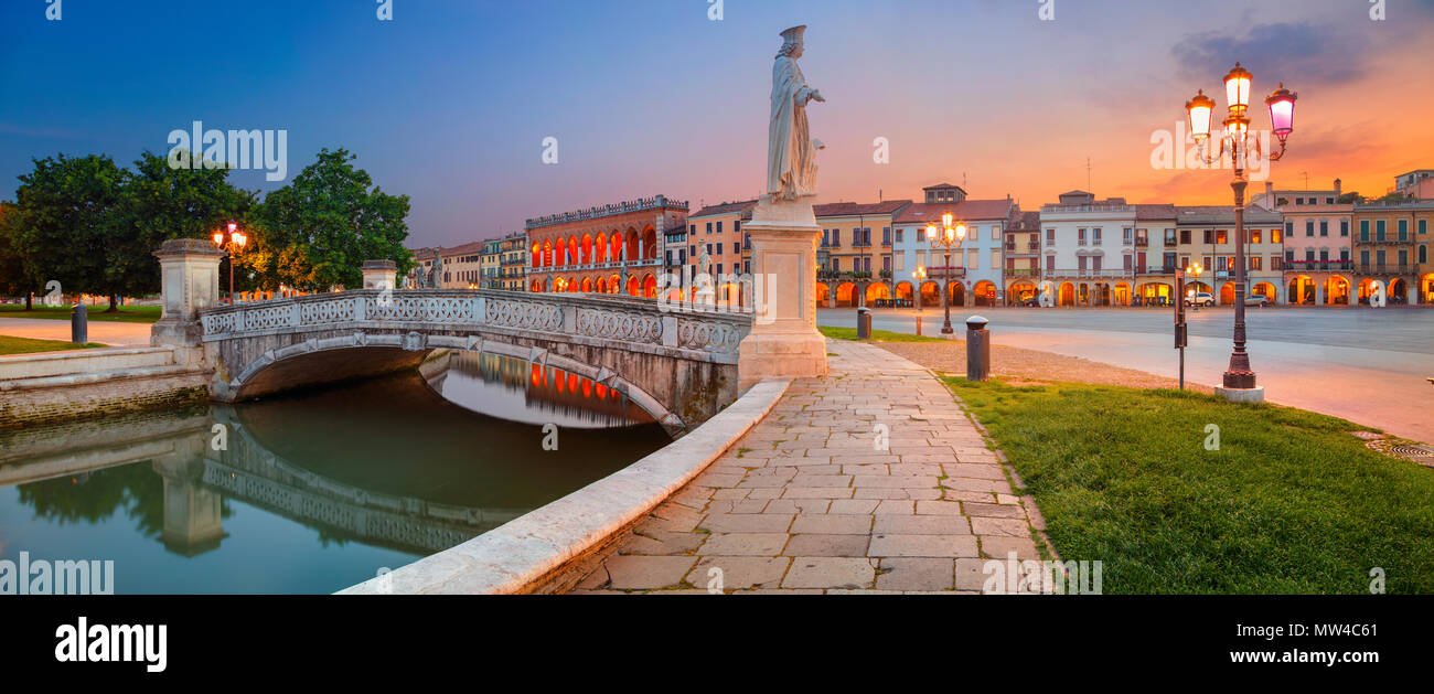 Padova. Immagine panoramica di Padova con Piazza Prato della Valle al tramonto. Foto Stock