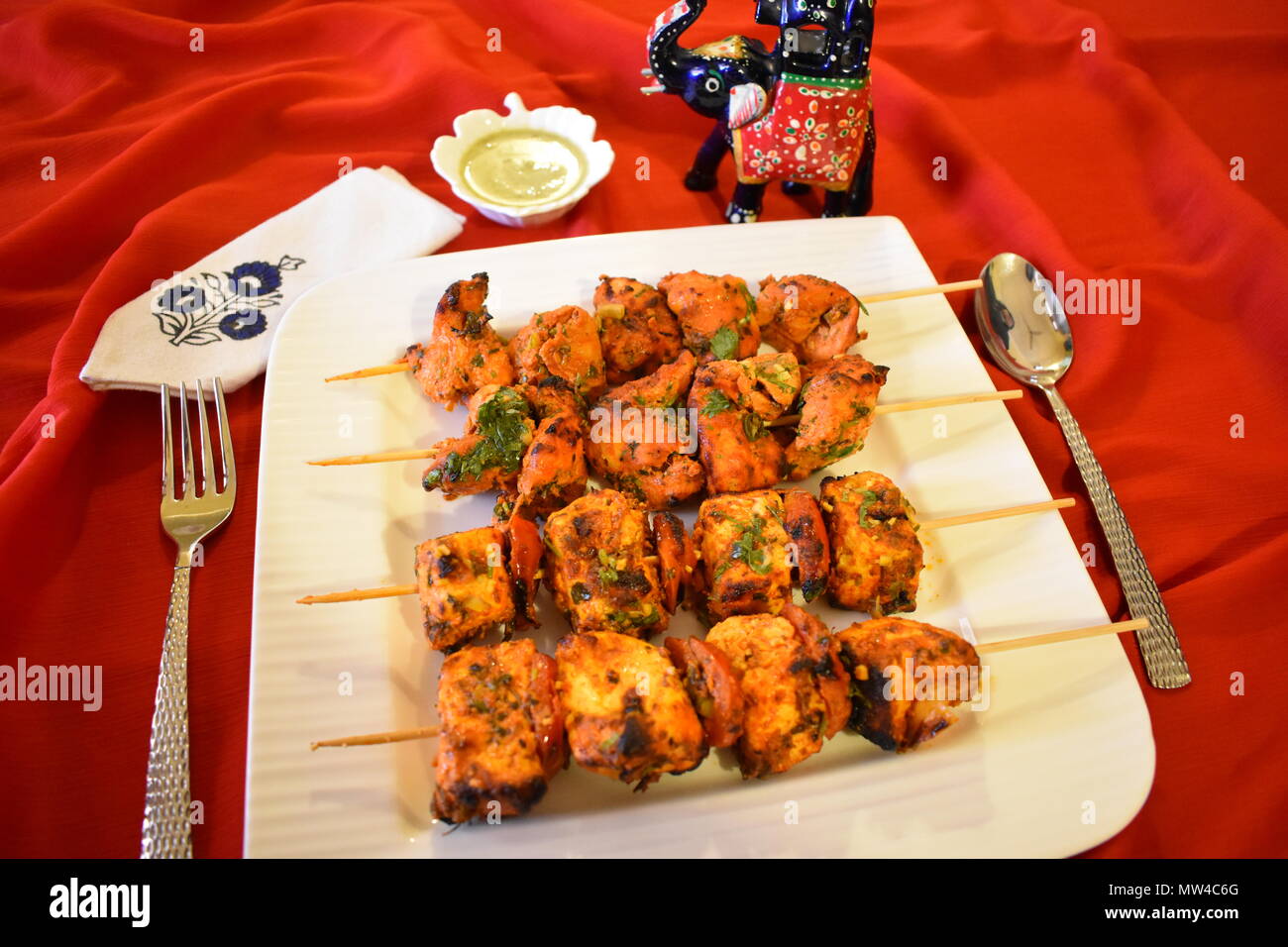 Cottage cheese tikka e pollo tikka con chutney di menta. Foto Stock