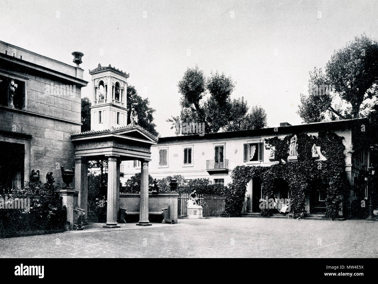 . Deutsch: Die Vorfahrt am Schloss Klein-Glienicke, Foto von Robert Scholz 1874/75 . 15 settembre 2012, 09:10:03. Robert Scholz 1875 342 Klein-Glienicke Schloss Vorfahrt Robert Scholz Foto Stock