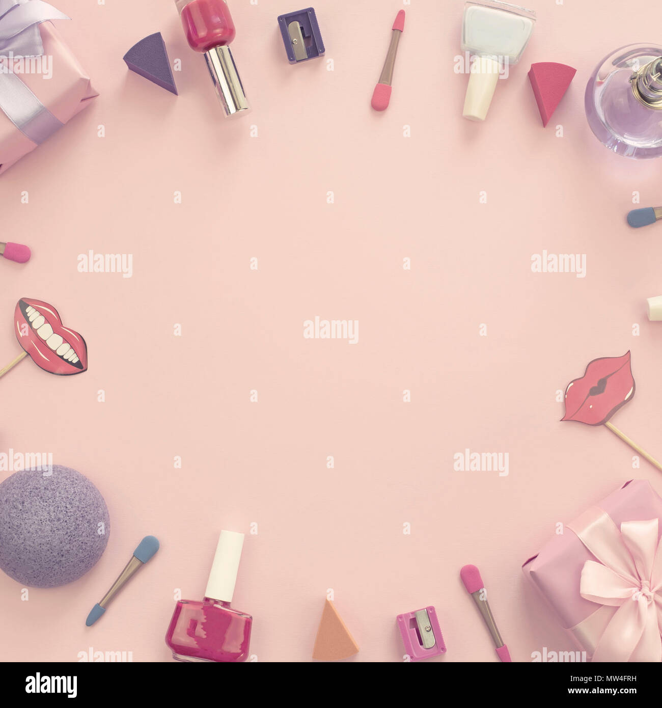 Composizione Set di cosmetica decorativa per unghie rossetto spugna casella affilatrice dono il nastro in satin rosa di sfondo. Vista superiore laici piatta Foto Stock